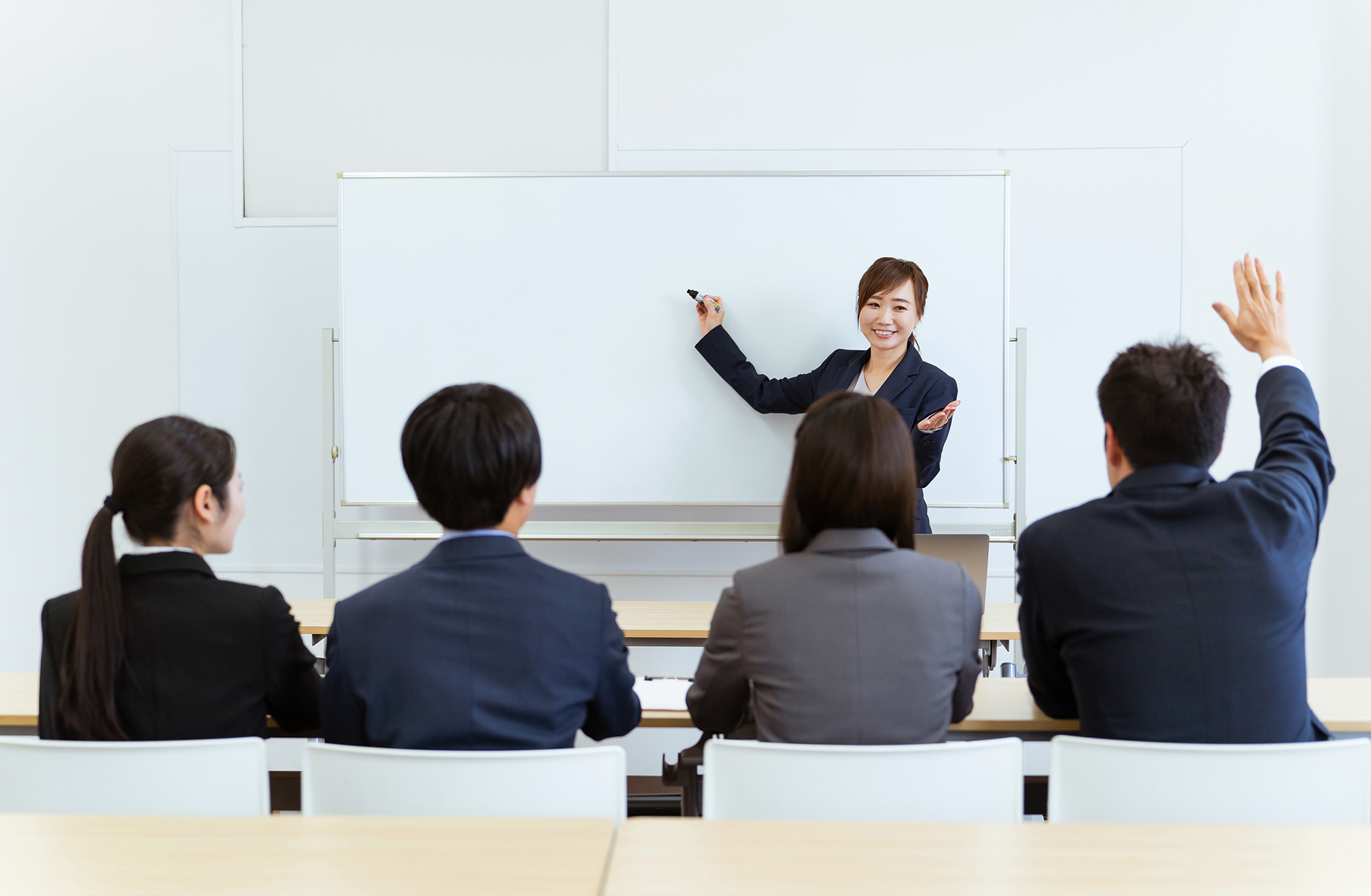 内定者と話している女性