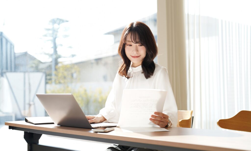 採用事務代行を行っている女性